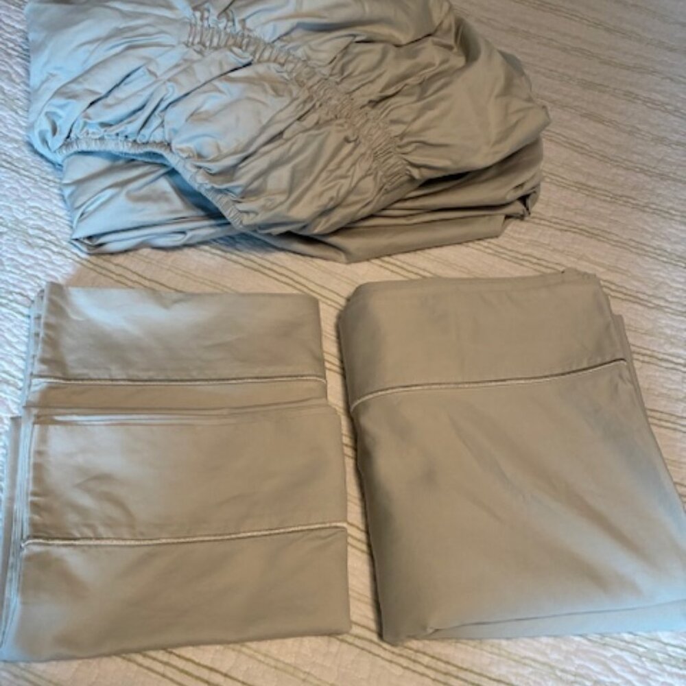 Queen size sheet set - 1 fitted, 1 flat, 2 standard pillow cases, pale green